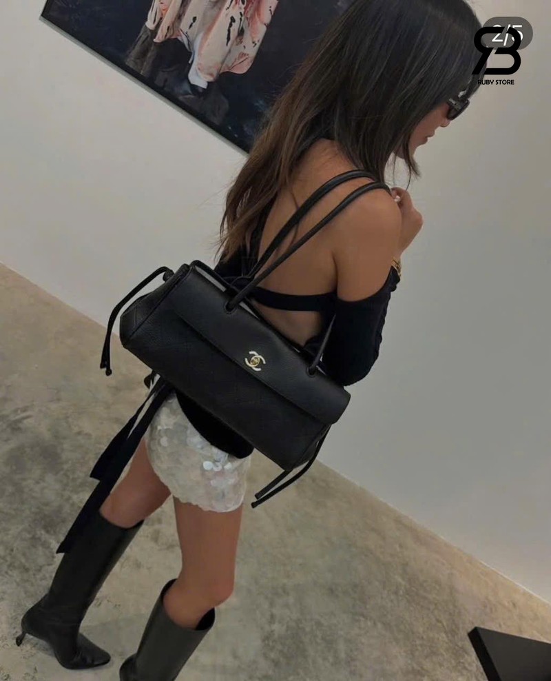 Túi Chanel Baguette SS26 Small Shopping Bag Black Best Pháp với chi tiết logo sang trọng
