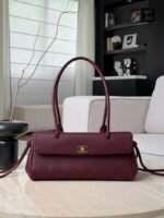 Túi Chanel Baguette SS26 Small Shopping Bag Burgundy Red Best Pháp góc nghiêng chi tiết