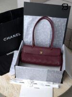 Túi Chanel Baguette SS26 Small Shopping Bag Burgundy Red với khóa sang trọng