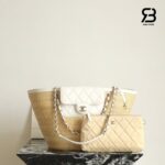 Túi Chanel Coco Beach Straw Raffia Beige White 54CM góc nghiêng chi tiết