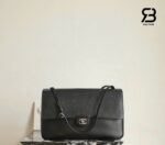 Túi Chanel Maxi Flap Bag Black Màu Đen 32CM Best Pháp góc nghiêng chi tiết