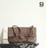 Túi Chanel Maxi Flap Bag Etoupe Grey Màu Xám 32CM chi tiết góc nghiêng