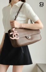 Chi tiết logo khóa Túi Chanel Maxi Flap Bag Etoupe Grey Màu Xám 32CM