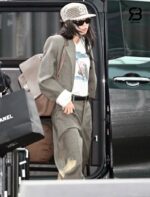 Túi Chanel Maxi Flap Bag Etoupe Grey Màu Xám 38CM với chi tiết logo khóa sang trọng.