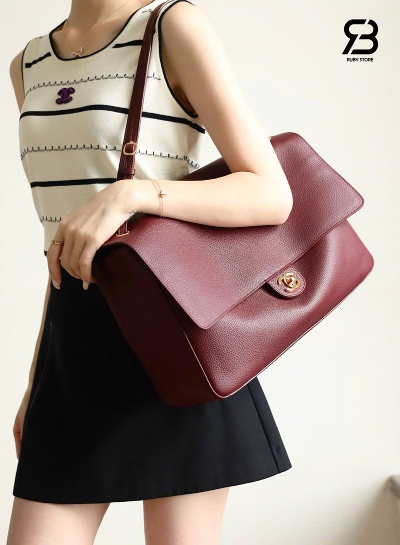 Túi Chanel Maxi Flap Bag Red 38CM với chi tiết logo sang trọng
