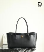 Túi Chanel SS26 Small Tote Bag Black Calfskin Best Pháp góc nghiêng chi tiết