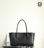 Túi Chanel SS26 Small Tote Bag Black Calfskin Best Pháp với chi tiết logo tinh tế