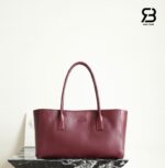Túi Chanel SS26 Small Tote Bag Burgundy Calfskin với logo tinh tế