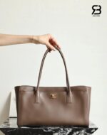 Túi Chanel SS26 Small Tote Bag Grey Calfskin chi tiết góc nghiêng