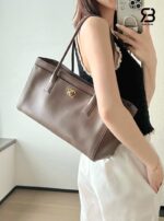 Túi Chanel SS26 Small Tote Bag Grey Calfskin Best Pháp với chi tiết logo tinh tế