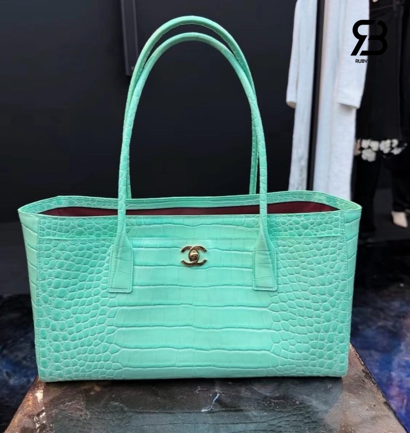 Túi Chanel SS26 Small Tote Bag Mint Crocodile Embossed cao cấp góc nghiêng chi tiết