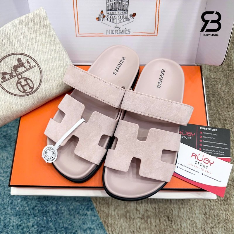 Dép Hermes Chypre Sandal Rose Porcelaine Suede Hồng góc nghiêng chi tiết