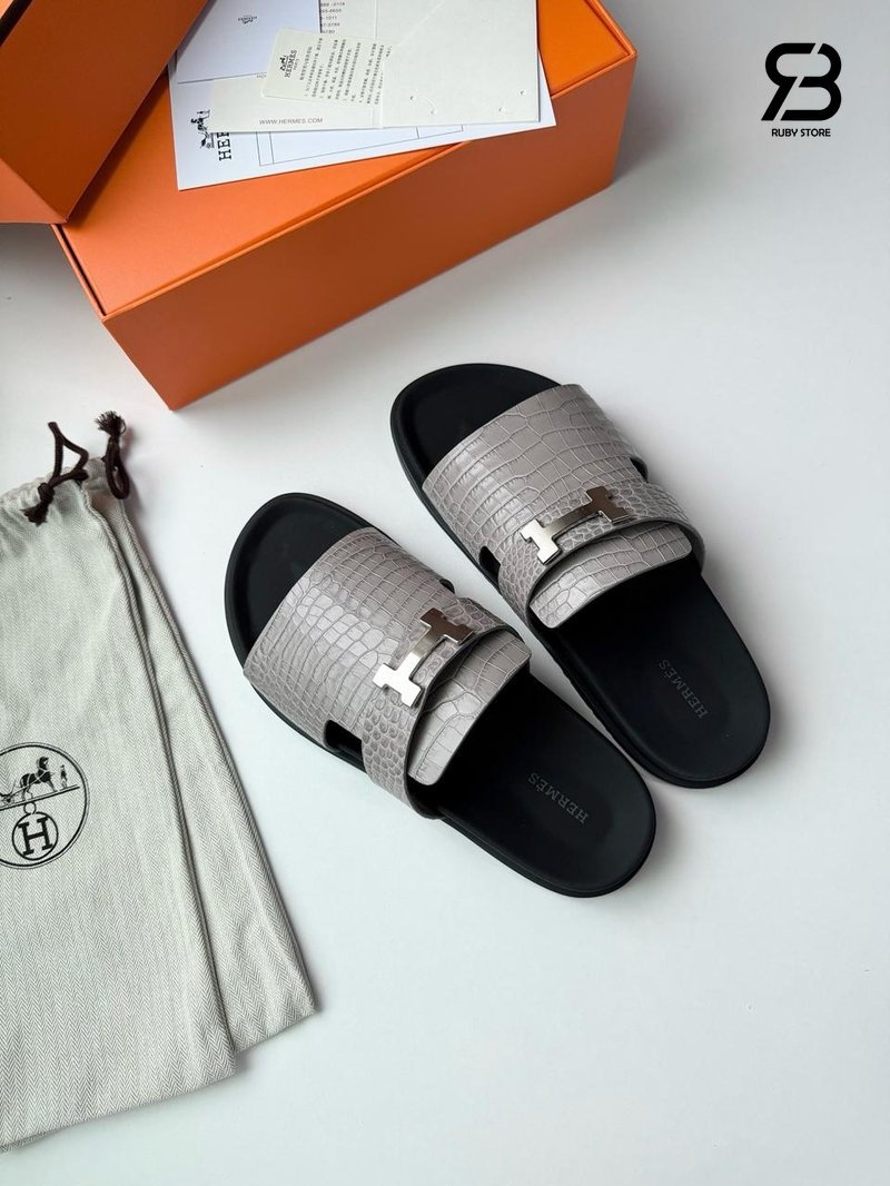 Dép Hermes Jaures Sandal Màu Xám Da Bò Vân Cá Sấu chi tiết góc nghiêng