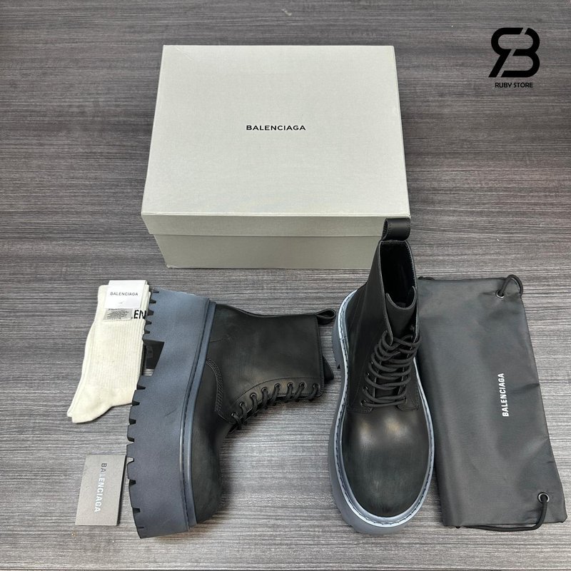 Giày Balenciaga Strike Platform Bootie in Black Soft Bullskin, chi tiết logo khóa