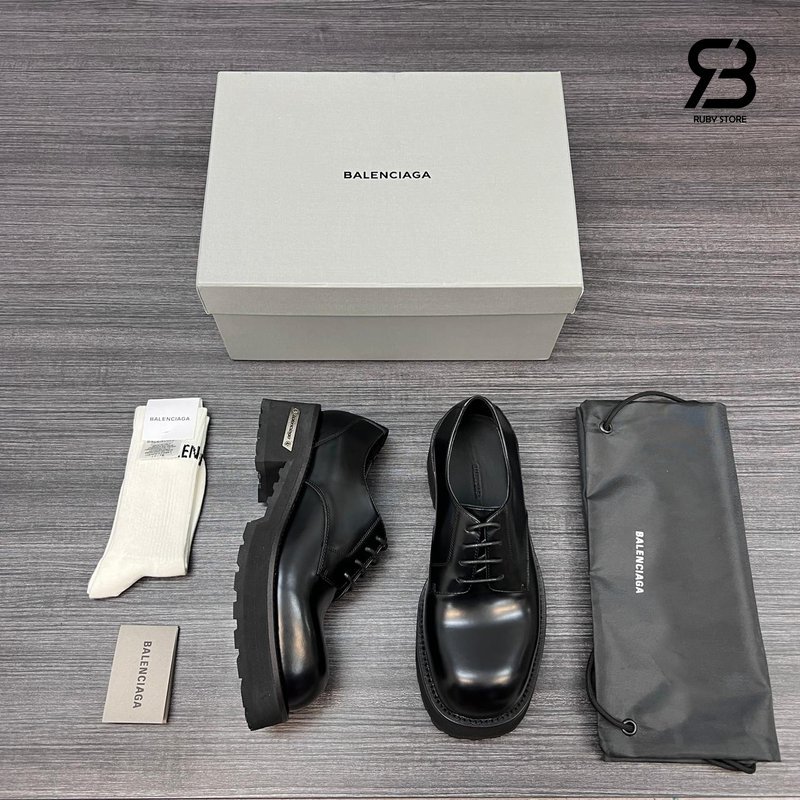 Giày Balenciaga Venom Derby đen da bê góc nghiêng chi tiết