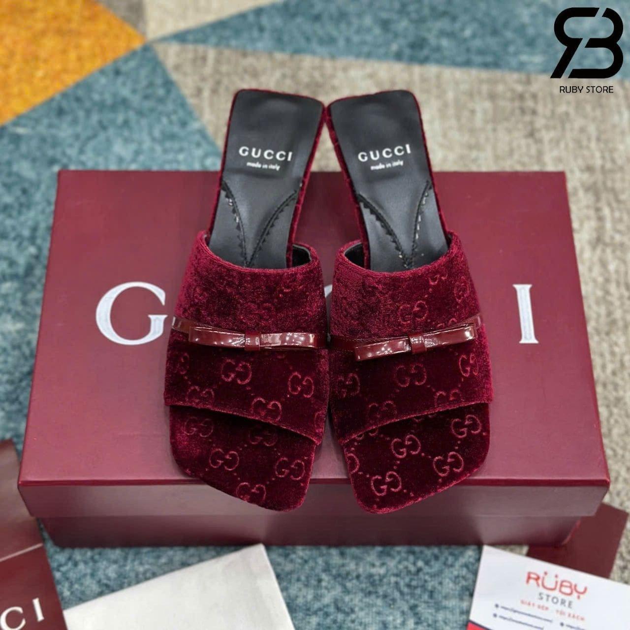 Giày Cao Gót Nhung Gucci Jacquard Burgundy Velvet Bow Mules Màu Đỏ chi tiết góc nghiêng