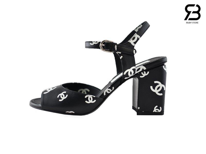 Giày Chanel 22S Black White Print Lambskin CC Logo Ankle Strap Block Heel Sandals Siêu Cấp