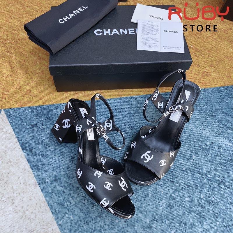 Giày Chanel 22S Black White Print Lambskin CC Logo Ankle Strap Block Heel Sandals siêu cấp góc nghiêng chi tiết.