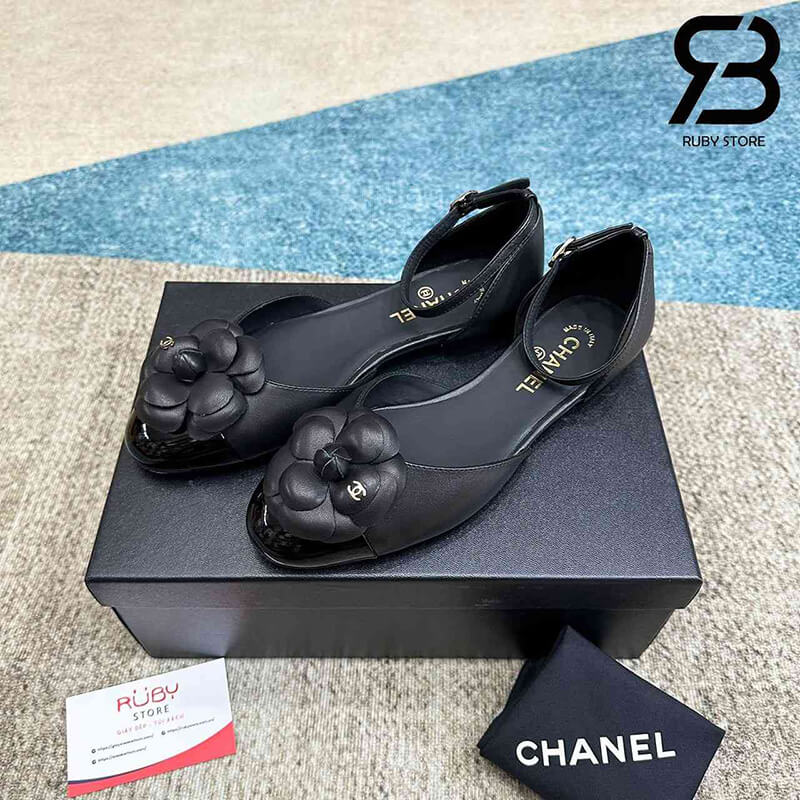 Giày Chanel Camellia Slingback Sandal Black Lambskin Màu Đen góc nghiêng chi tiết