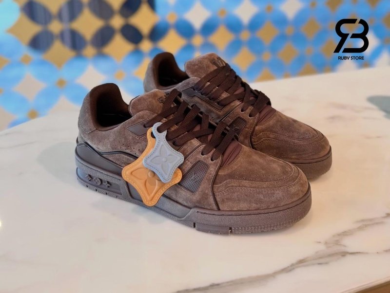 Giày LV Trainer Distressed Sneaker Brown Suede Calf Leather chi tiết góc nghiêng