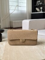 Túi Chanel Maxi Flap Bag Suede Dark Beige góc nghiêng chi tiết