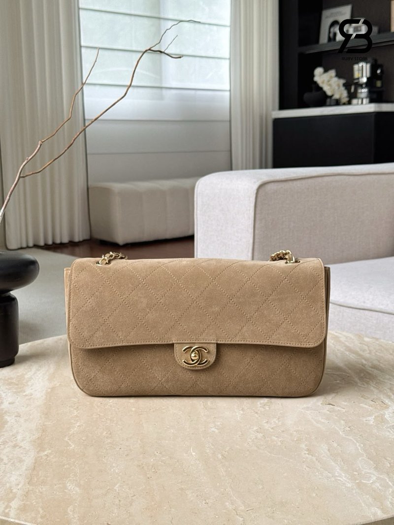 Túi Chanel Maxi Flap Bag Suede Dark Beige góc nghiêng chi tiết