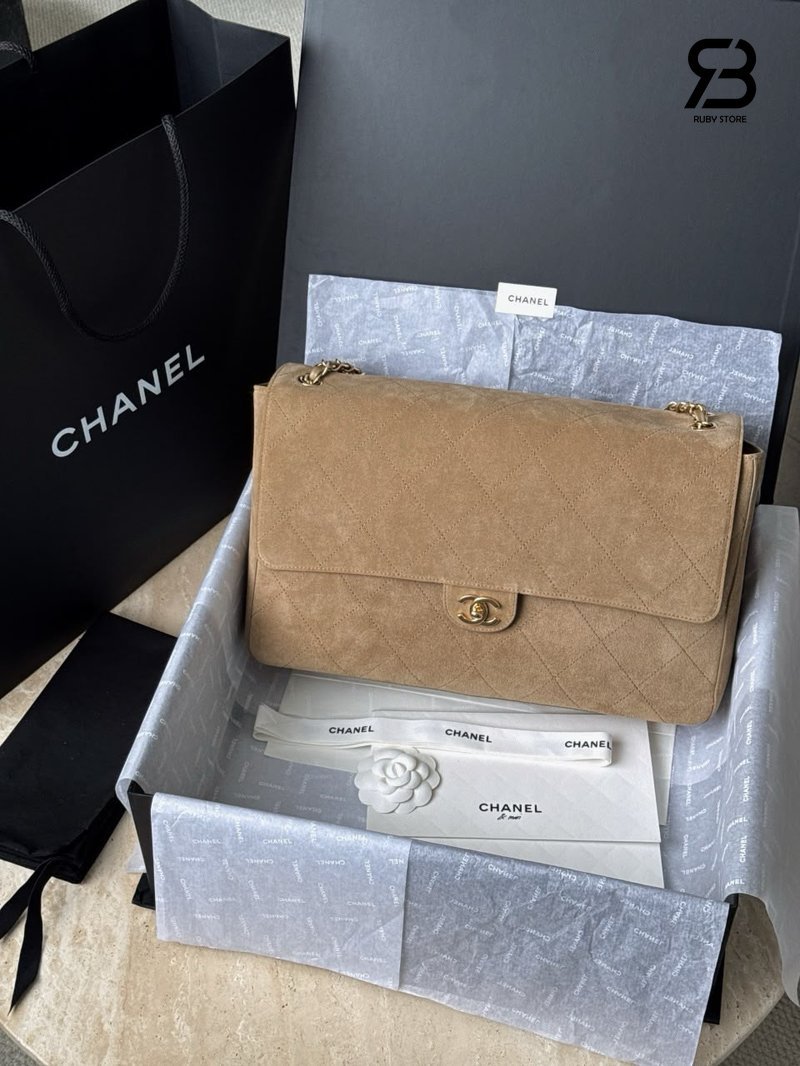 Túi Chanel Maxi Flap Bag Suede Dark Beige với chi tiết logo tinh tế