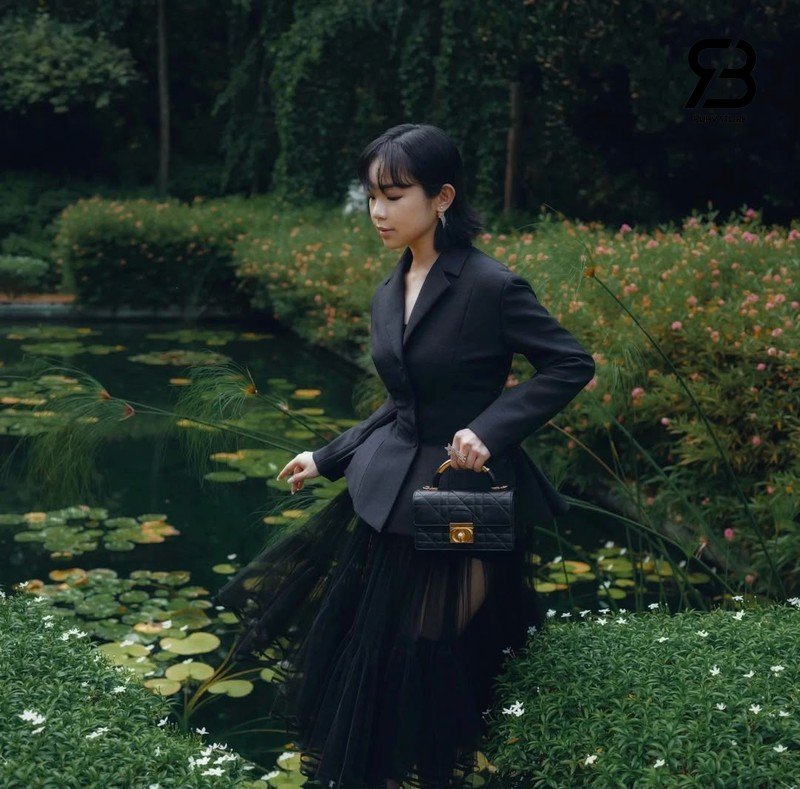 Túi Dior Ange Mini Bag Black Macrocannage Lambskin chi tiết logo khóa