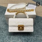 Túi Dior Ange Mini Bag Latte Macrocannage Lambskin góc nghiêng chi tiết