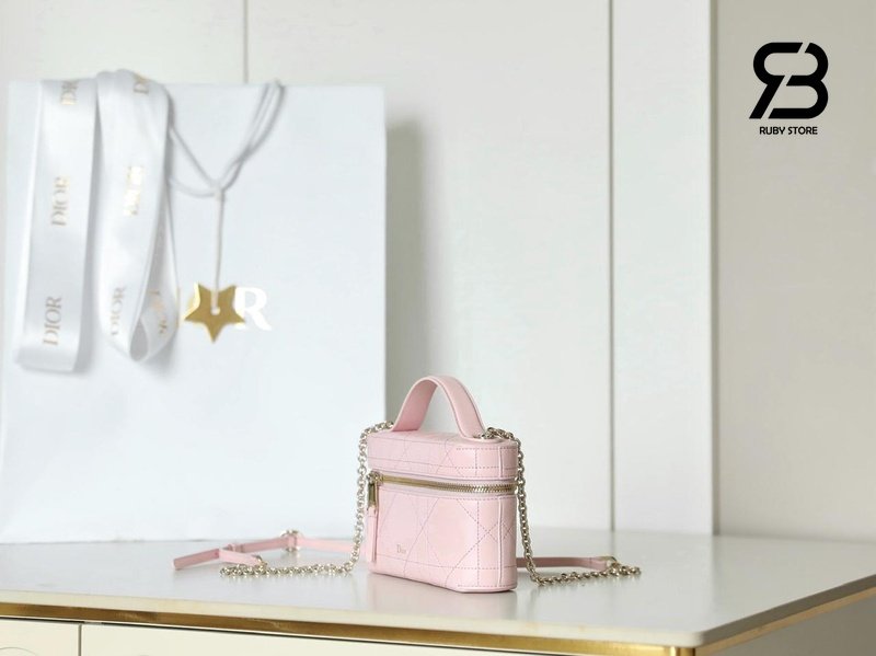Túi Dior Trianon Soft Vanity Mini Bag Soupir Pink với logo tinh tế