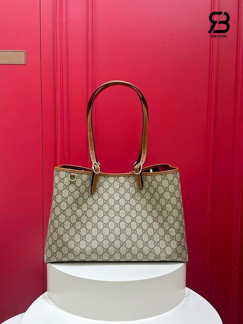 Túi Gucci GG Emblem Large Tote Bag Beige Brown GG Canvas chi tiết góc nghiêng