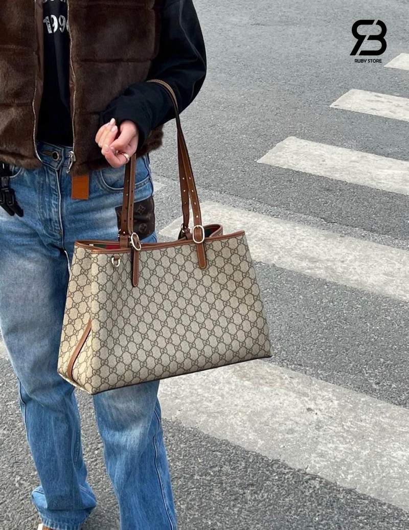 Túi Gucci GG Emblem Large Tote Bag Beige Brown GG Canvas chất lượng tốt nhất