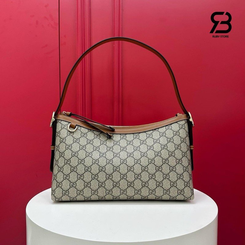Túi Gucci GG Emblem Medium Shoulder Bag Beige Brown GG Canvas chi tiết góc nghiêng