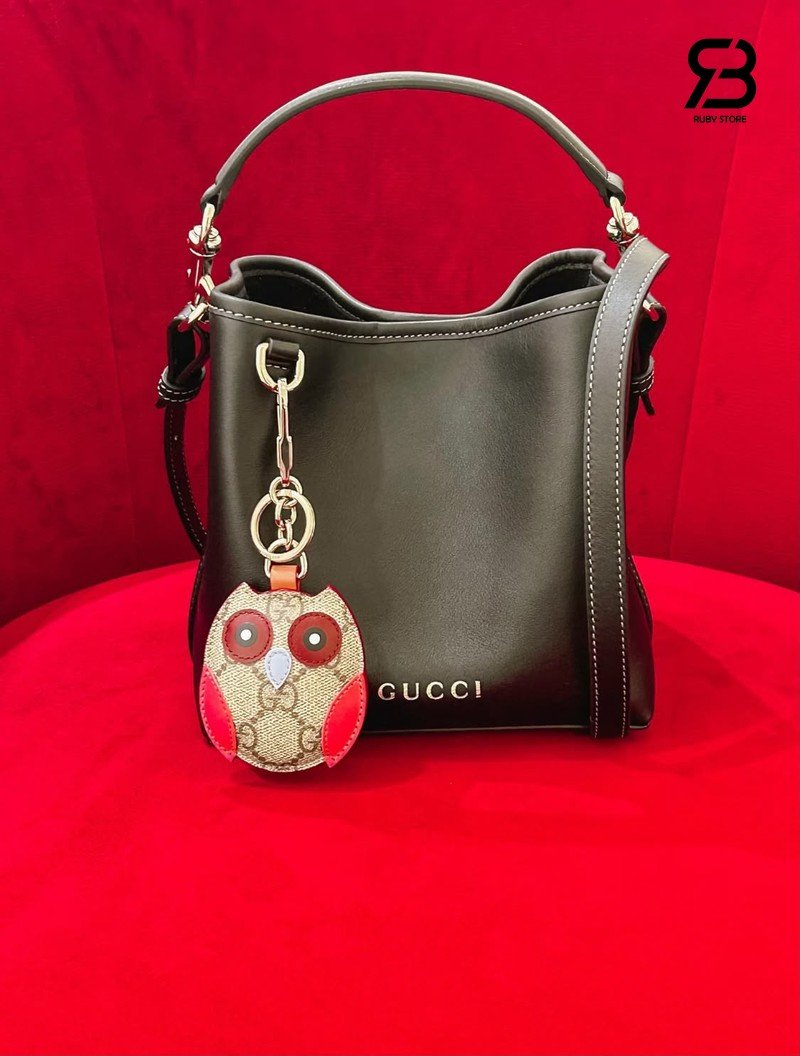 Túi Gucci GG Emblem Small Bucket Bag Black Leather chi tiết góc nghiêng