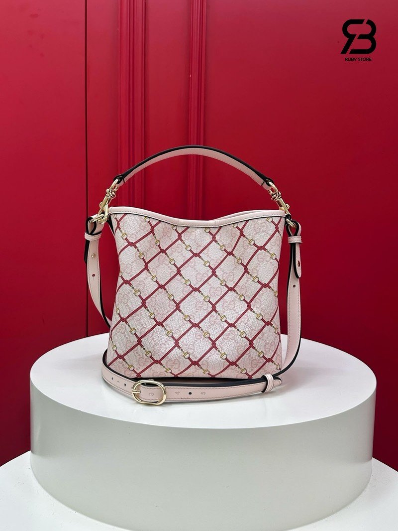 Túi Gucci GG Emblem Small Bucket Bag Pink GG Canvas chi tiết góc nghiêng