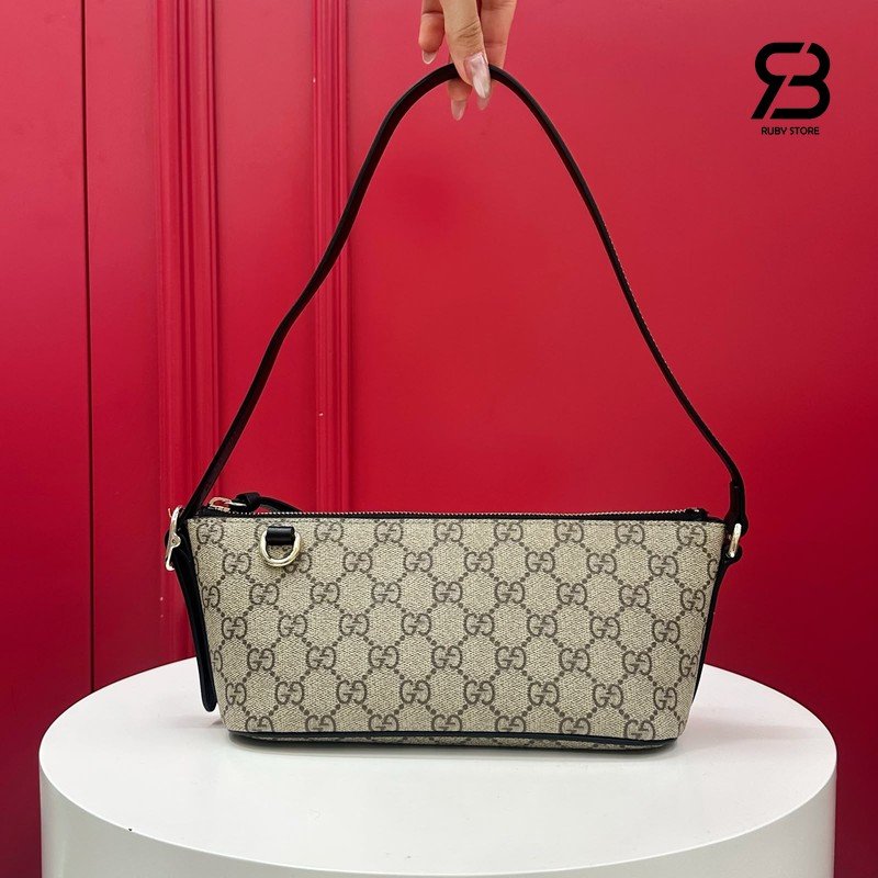 Túi Gucci GG Emblem Small Shoulder Bag Beige Black GG Canvas chi tiết góc nghiêng