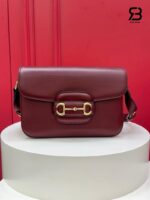 Túi Gucci Horsebit 1955 Aura Small Shoulder Bag Ancora Red góc nghiêng chi tiết