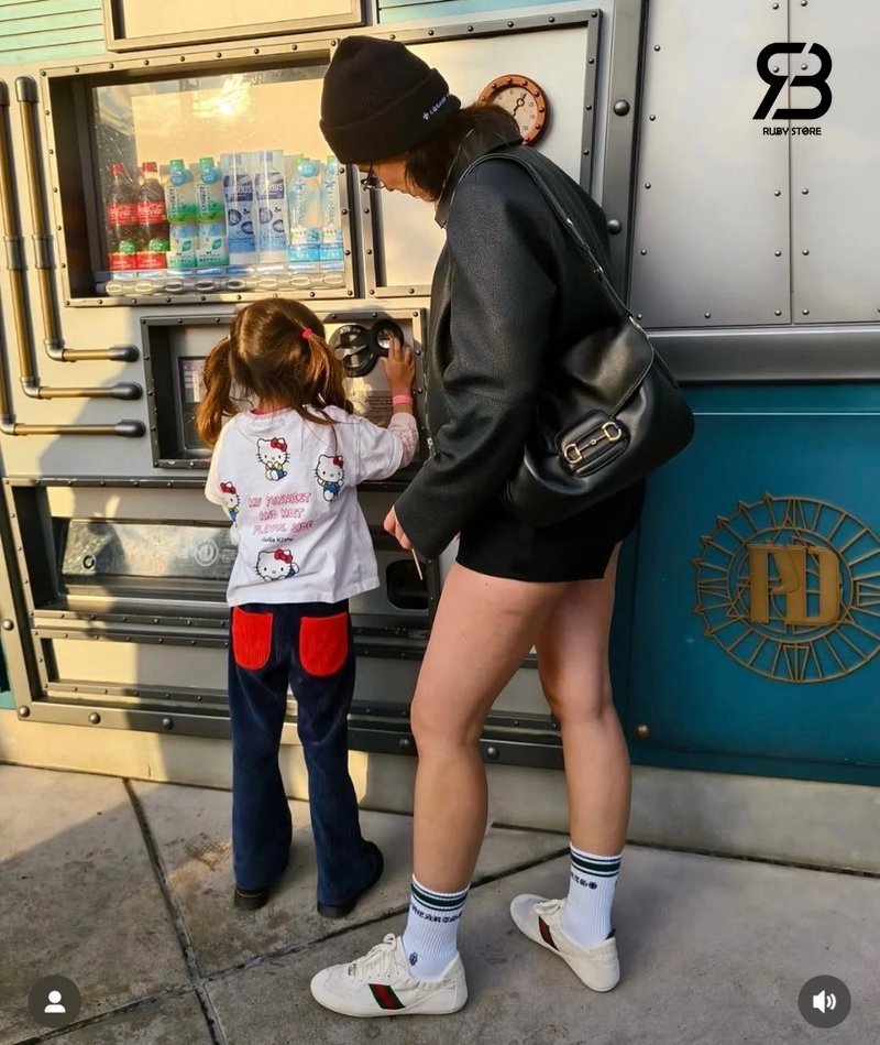 Túi Gucci Horsebit 1955 Aura Small Shoulder Bag Black chi tiết logo khóa