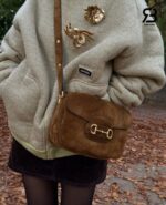 Túi Gucci Horsebit 1955 Aura Small Shoulder Bag Brown Suede với chi tiết logo khóa sang trọng