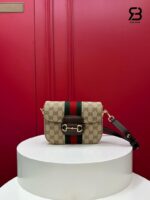 Túi Gucci Horsebit 1955 Small Shoulder Bag Sand Brown GG Canvas Best Da Ý góc nghiêng chi tiết
