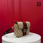 Chi tiết logo khóa túi Gucci Horsebit 1955 Small Shoulder Bag Sand Brown GG Canvas Best Da Ý