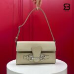 Túi Gucci Horsebit Ristretto Medium Shoulder Bag Natural Leather góc nghiêng chi tiết