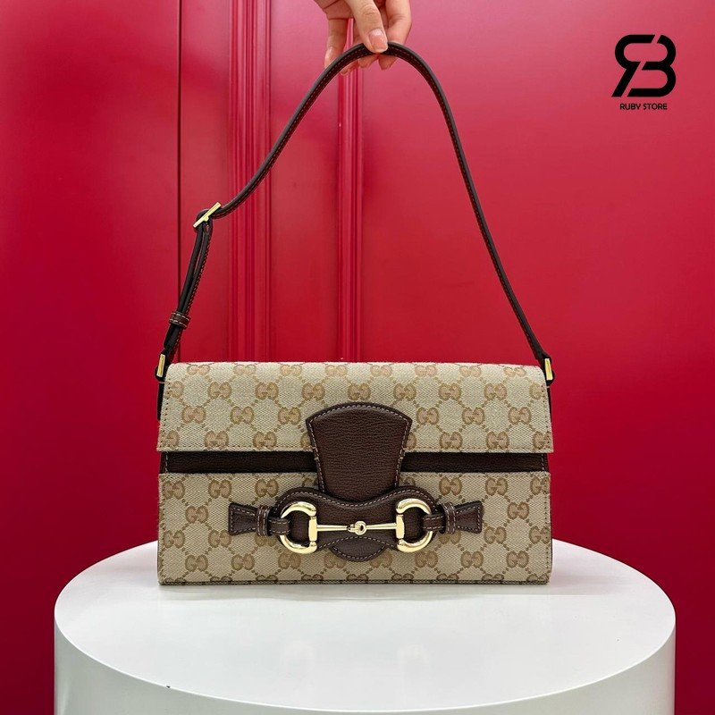 Túi Gucci Horsebit Ristretto Medium Shoulder Bag Sand Brown GG Canvas chi tiết góc nghiêng