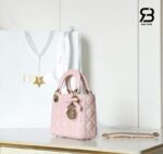 Túi Lady Dior Mini Bag with Bow Soupir Pink Lambskin Best Pháp, chi tiết logo khóa