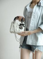 Túi Lady Dior Mini Bag with Bow Two-Tone Latte and Black Lambskin Best Pháp, chi tiết sang trọng
