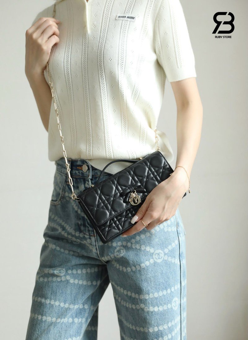 Túi My Dior Mini Bag with Bow Black Lambskin Best Pháp, chi tiết logo khóa sang trọng