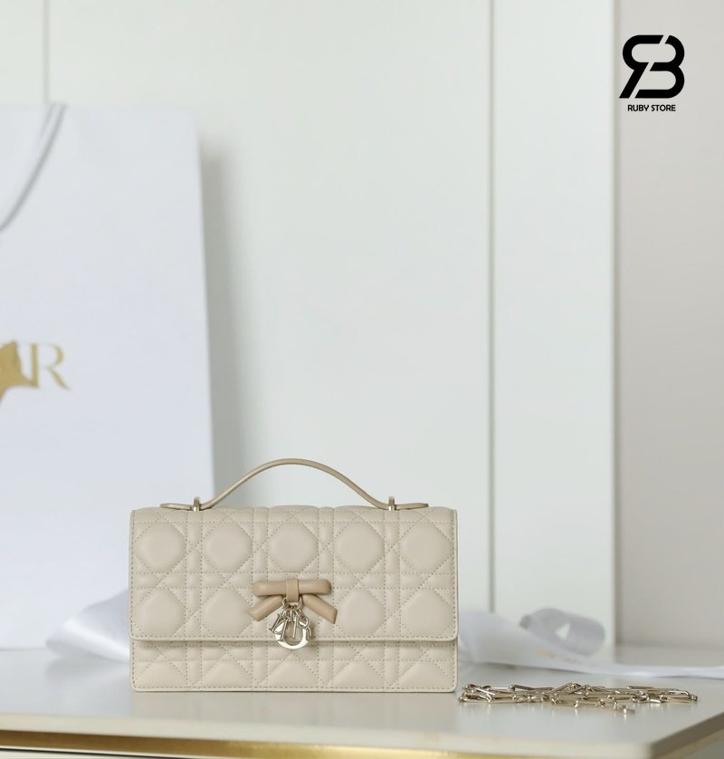 Túi My Dior Mini Bag with Bow Trench Biscuit Lambskin chi tiết góc nghiêng