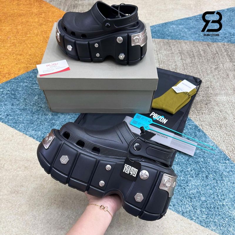 Dép Balenciaga HardCrocs Mule In Black Rubber Màu Đen, góc nghiêng chi tiết