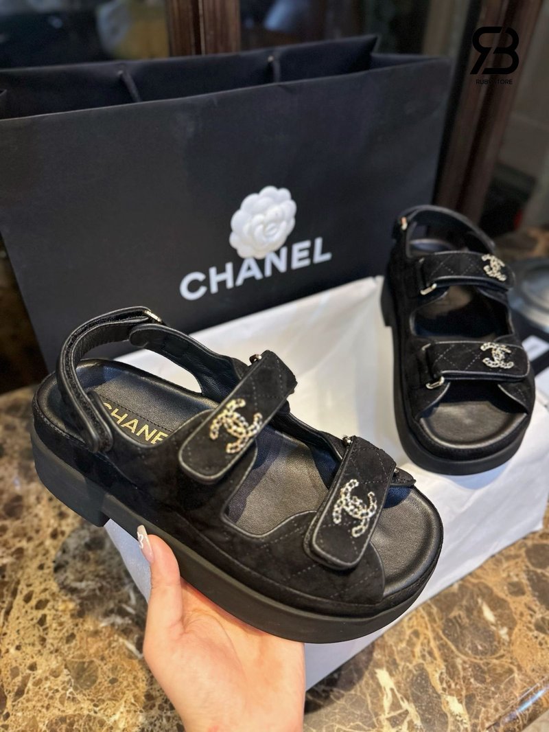 Dép Chanel 23P Dad Sandal Black Suede 5CM góc nghiêng chi tiết
