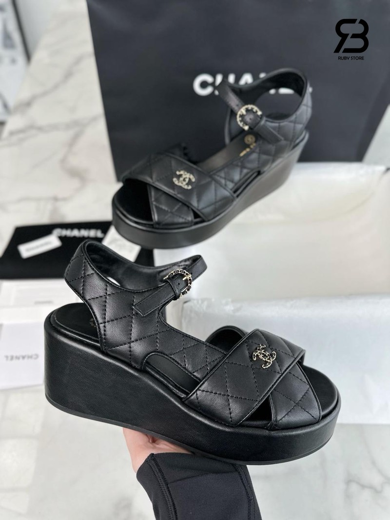 Dép Chanel 23P Quilted Lambskin CC Platform Sandals Black chính hãng Pháp